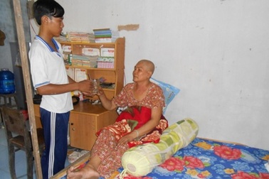 Thương cậu học trò chằm lá thuê, dành tiền cho mẹ vô hoá chất