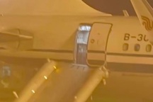 Đi vệ sinh lại mở cửa thoát hiểm máy bay, hành khách bị phạt 287 triệu đồng