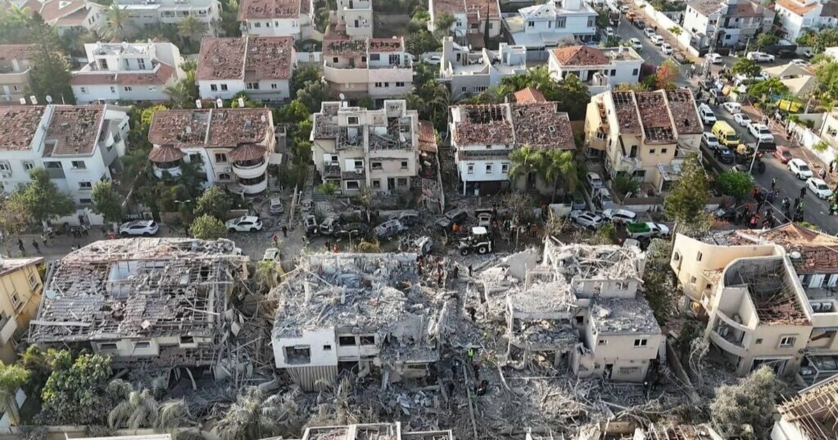 Iran bắn dồn dập 200 tên lửa, Israel thừa nhận lá chắn thép "thủng lưới"