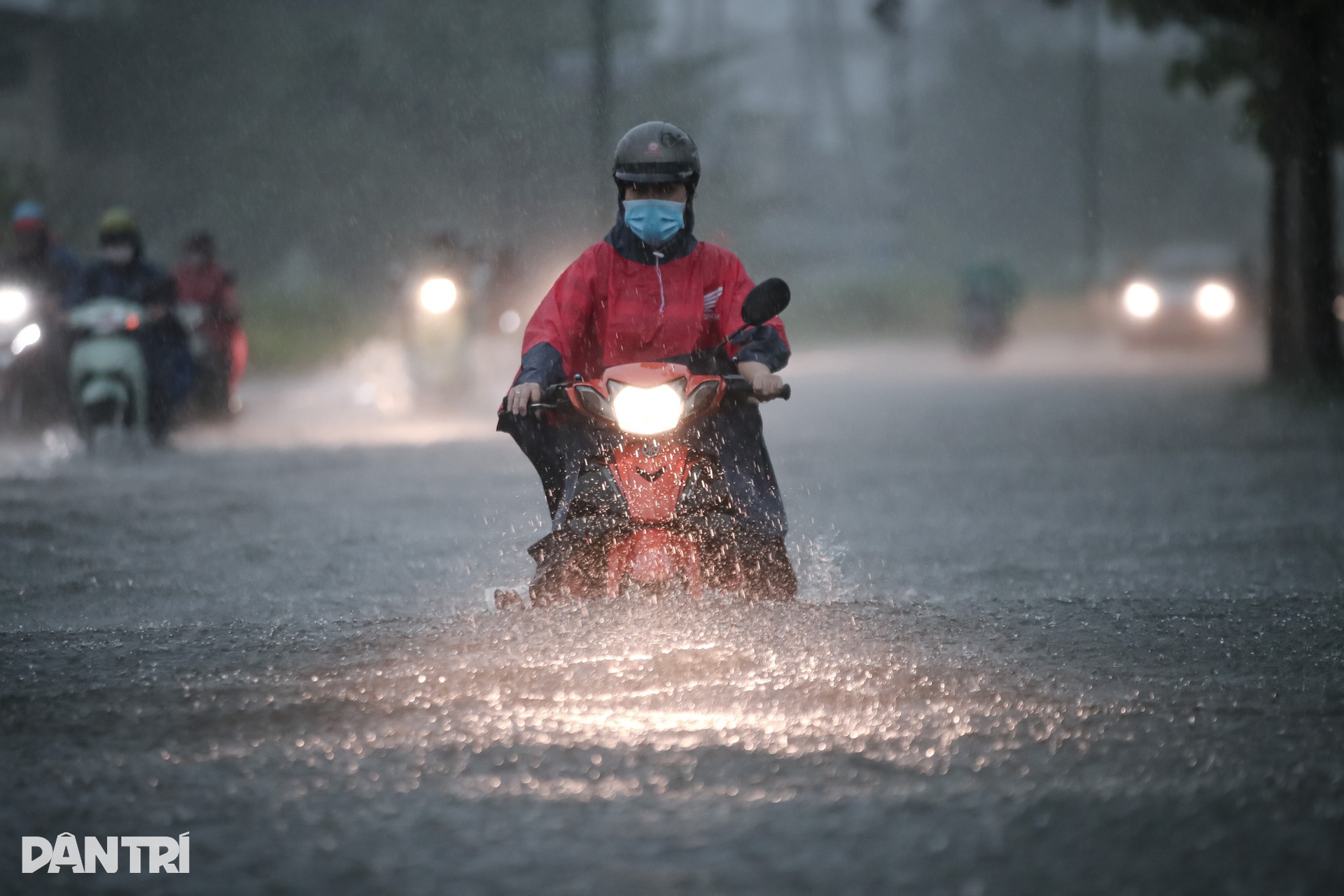 Nhiều người ngã sõng soài trên đường ngập nước ở TPHCM - 2