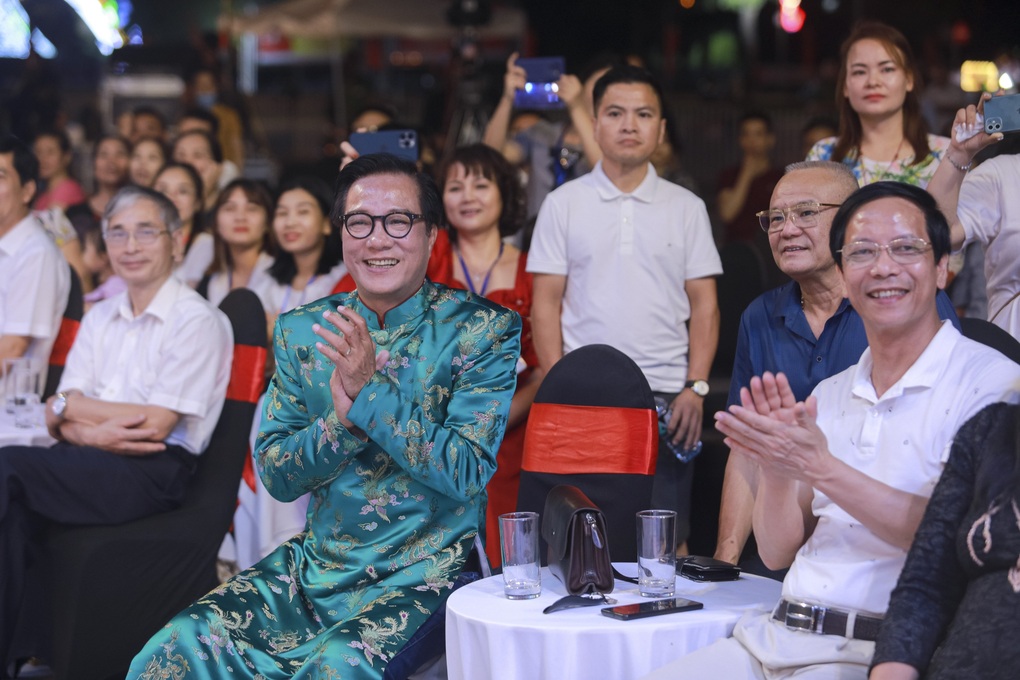 2 người mẫu nhí giành Quán quân Đại sứ Áo dài Trẻ em Việt Nam - 3 2 người mẫu nhí giành Quán quân Đại sứ Áo dài Trẻ em Việt Nam - 3