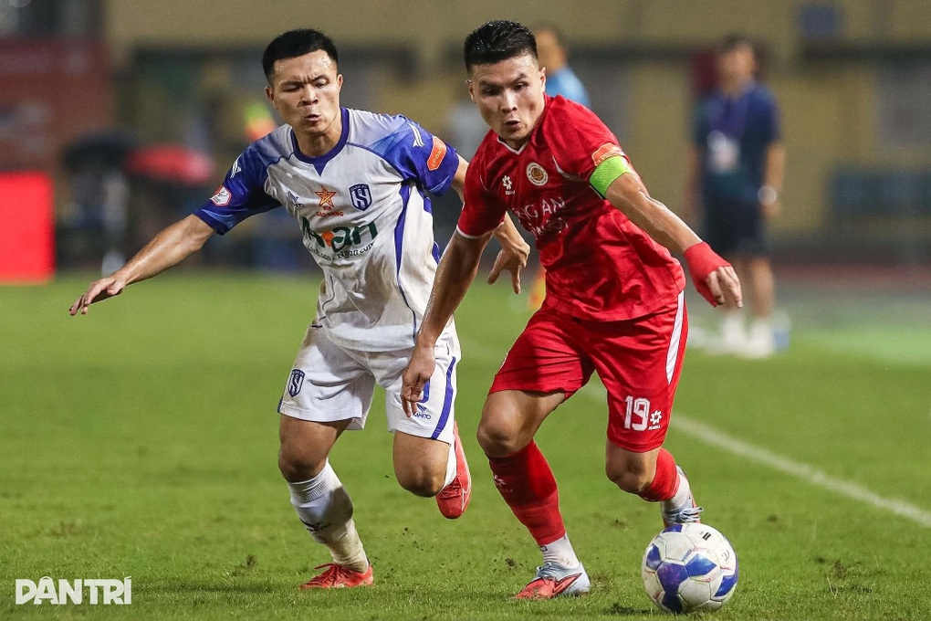 Đình Bắc lập hat-trick, CLB Công an Hà Nội tiến gần ngôi vô địch - 3 Đình Bắc lập hat-trick, CLB Công an Hà Nội tiến gần ngôi vô địch - 3