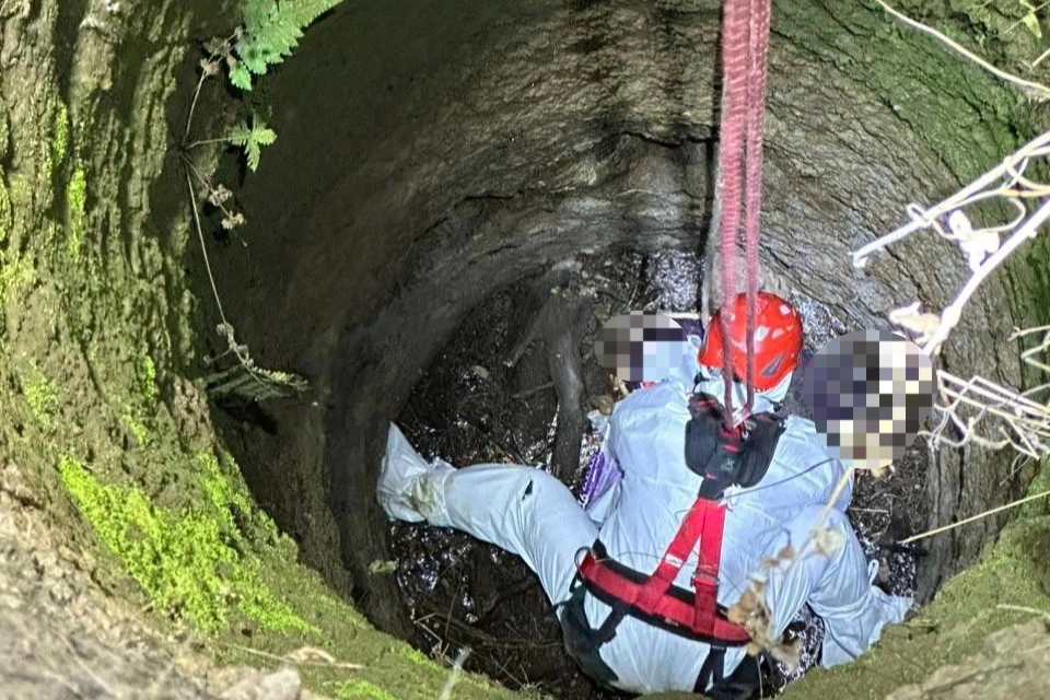Cảnh sát đu dây xuống giếng sâu vớt thi thể người - 2