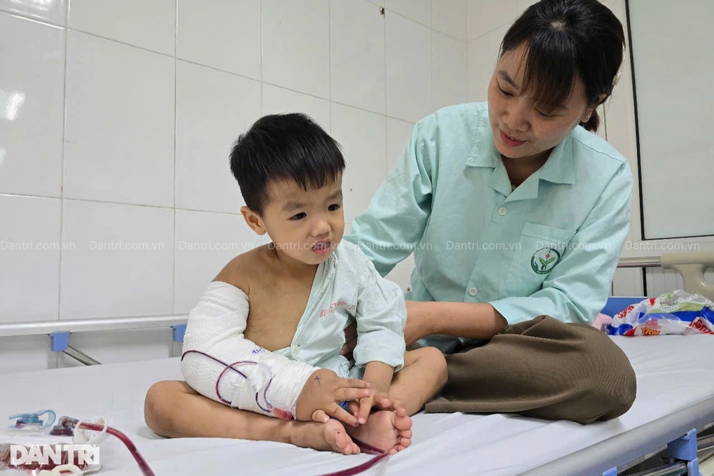 Mẹ góa khẩn cầu sự sống cho con trai 2 tuổi mắc bệnh hiểm - 4 Mẹ góa khẩn cầu sự sống cho con trai 2 tuổi mắc bệnh hiểm - 4