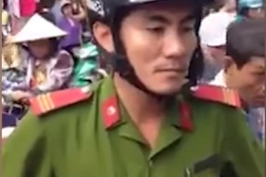 Tạm đình chỉ công tác thượng sĩ công an quật ngã người bán hàng rong​