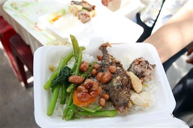 "Quán cơm nghĩa tình", chỉ 2.000 đồng/suất 