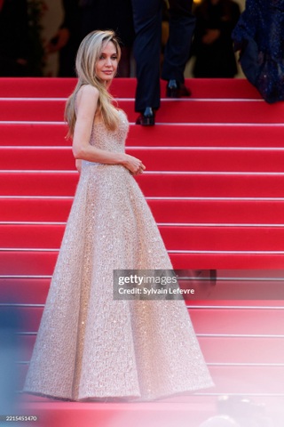 Angelina Jolie đẹp dịu dàng như nàng thơ tại LHP Cannes 2025 - 2