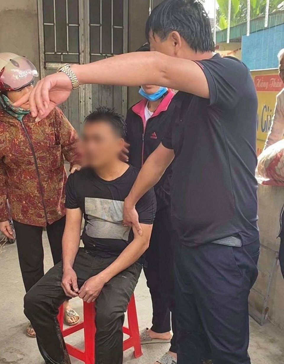 Cứu sống nam thanh niên nhảy sông tự tử vì nợ nần - 1 Cứu sống nam thanh niên nhảy sông tự tử vì nợ nần - 1
