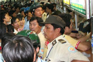 “Trần ai” mua vé xe Tết