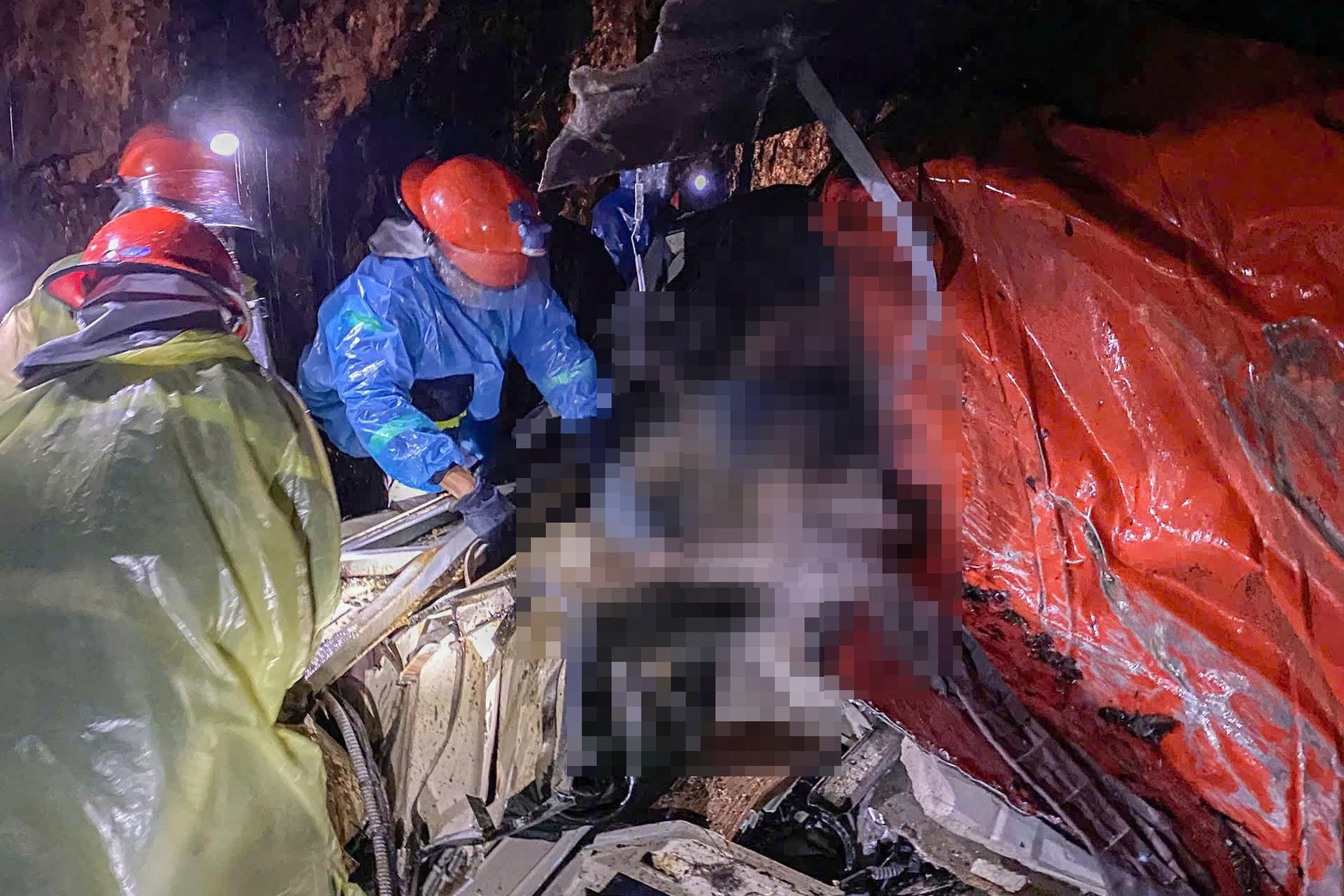 Hiện trường vụ đá lăn đè xe khách ở Khánh Hòa khiến 6 người tử vong - 3 Hiện trường vụ đá lăn đè xe khách ở Khánh Hòa khiến 6 người tử vong - 3