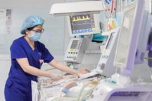 Xin mổ đẻ sớm khi chưa chuyển dạ, một trẻ tử vong, một bé nguy kịch