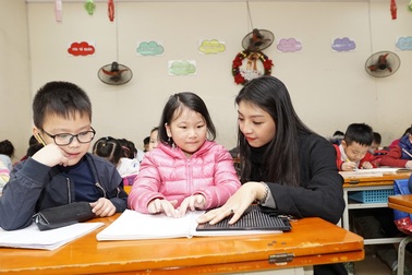 Người đẹp Lê Thanh Tú sưởi ấm mùa đông Hà Nội trước Chung kết Hoa hậu Hoàn vũ Việt Nam