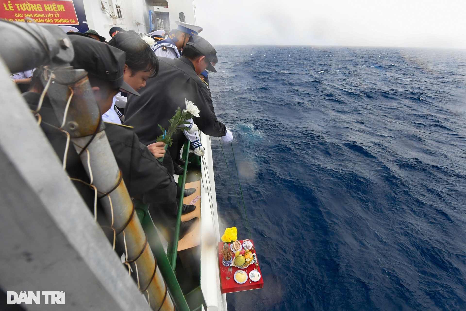 Mưa trắng trời phút tưởng niệm các anh hùng, liệt sĩ hi sinh tại Trường Sa - 10
