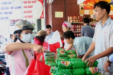 Nhiều thực phẩm tết không đảm bảo chất lượng bị xử lý