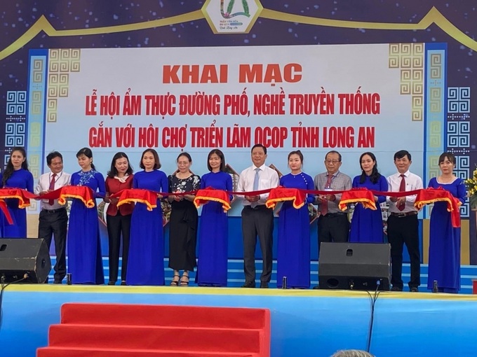 Các đại biểu cắt băng khai mạc lễ hội ẩm thực, nghề truyền thống gắn với hội chợ triển lãm OCOP tỉnh Long An.