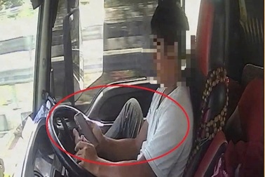 Xử phạt tài xế vừa lái xe trên cao tốc vừa lướt TikTok