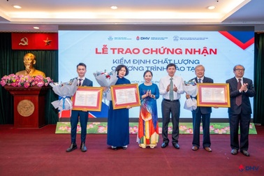 Trường Đại học Hùng Vương nhận chứng nhận kiểm định chất lượng chương trình đào tạo