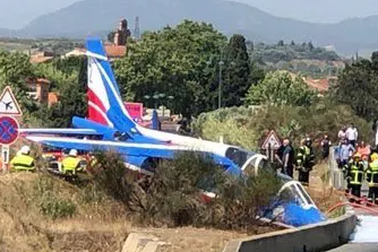 Hạ cánh bất thành, máy bay không quân Pháp lao xuống đường cao tốc