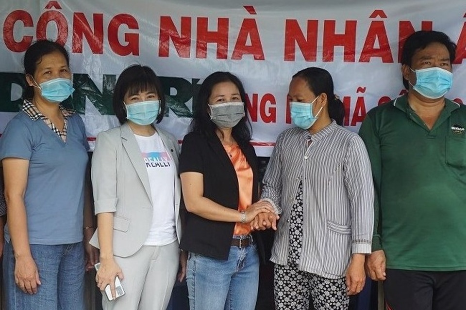 Bạn đọc Dân trí xây nhà tặng vợ chồng nghèo kiết, giúp con trai tới trường - 3