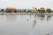 Hé lộ cảnh "biệt phủ" có ngọn núi nhân tạo mọc giữa đồng