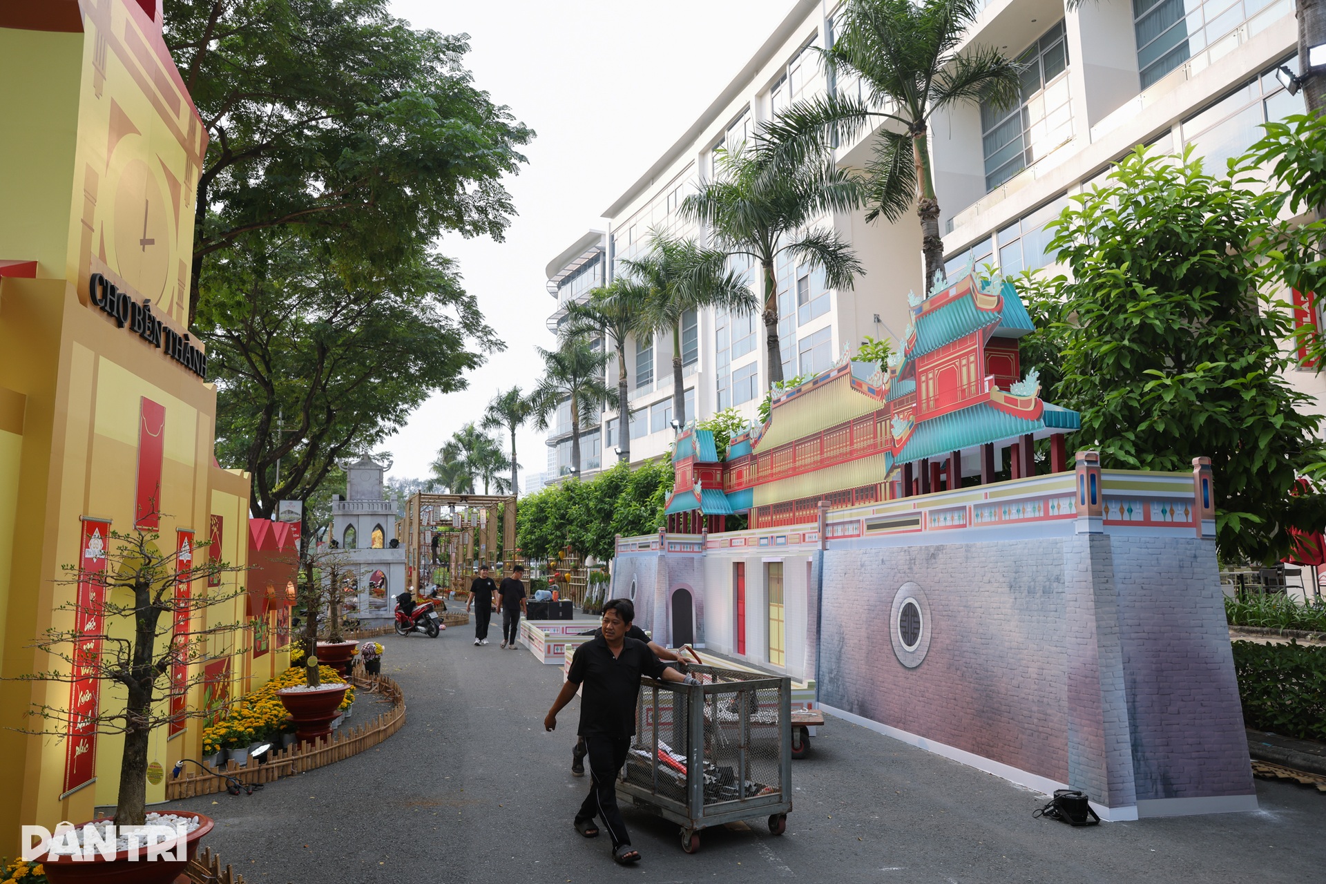 Ngắm linh vật kiểu xếp giấy ở đường hoa xuân khu nhà giàu Phú Mỹ Hưng - 5 Ngắm linh vật kiểu xếp giấy ở đường hoa xuân khu nhà giàu Phú Mỹ Hưng - 5