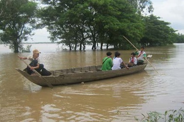 Đê bao lại vỡ, đường giao thông sạt lở thêm
