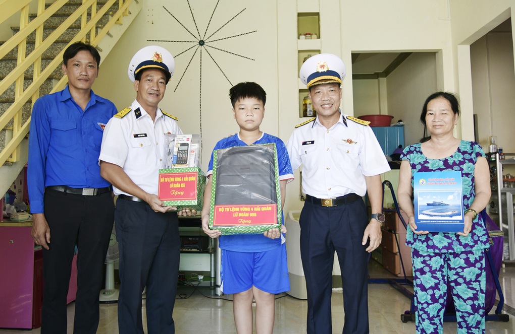 Bộ đội Hải quân viết tiếp ước mơ cho trẻ em nghèo miền biển - 1 Bộ đội Hải quân viết tiếp ước mơ cho trẻ em nghèo miền biển - 1