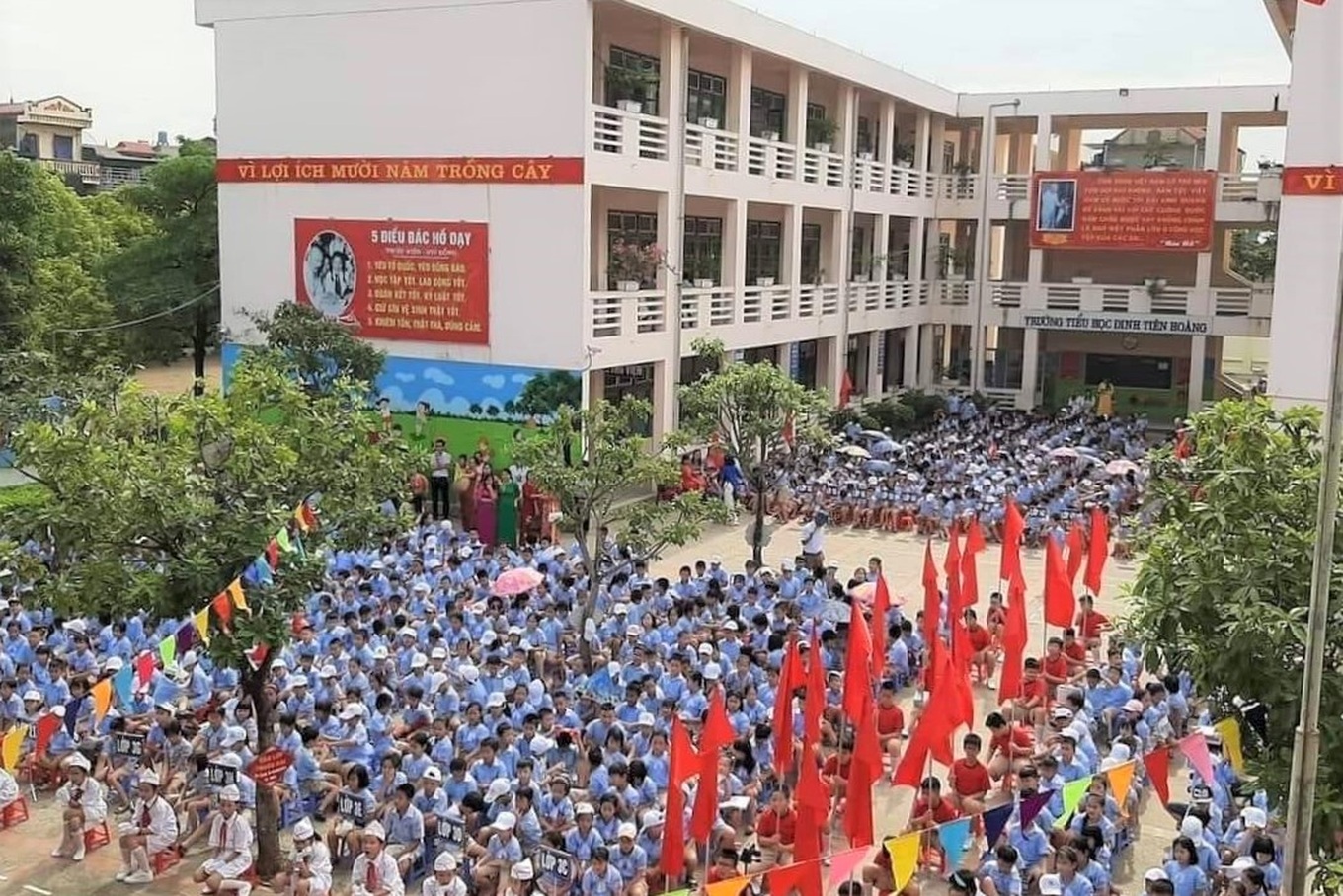 จากครูขอเงินผู้ปกครอง สู่ครูด่าทอนักเรียน - 1 Từ cô giáo xin tiền phụ huynh đến cô giáo chửi tục, nhục mạ học sinh - 1