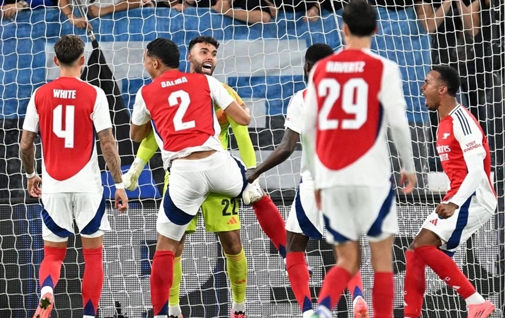 Arsenal lucky to escape defeat in Champions League opener - 3