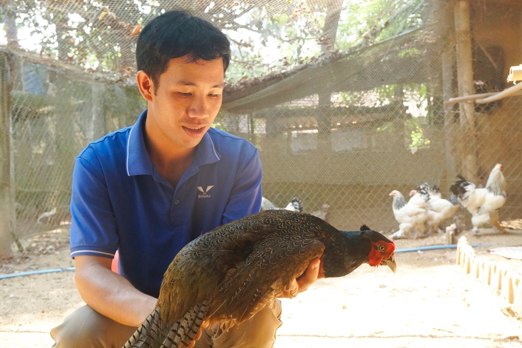 Người đàn ông nuôi động vật hoang dã, được Chủ tịch nước tặng huân chương - 1 Người đàn ông nuôi động vật hoang dã, được Chủ tịch nước tặng huân chương - 1