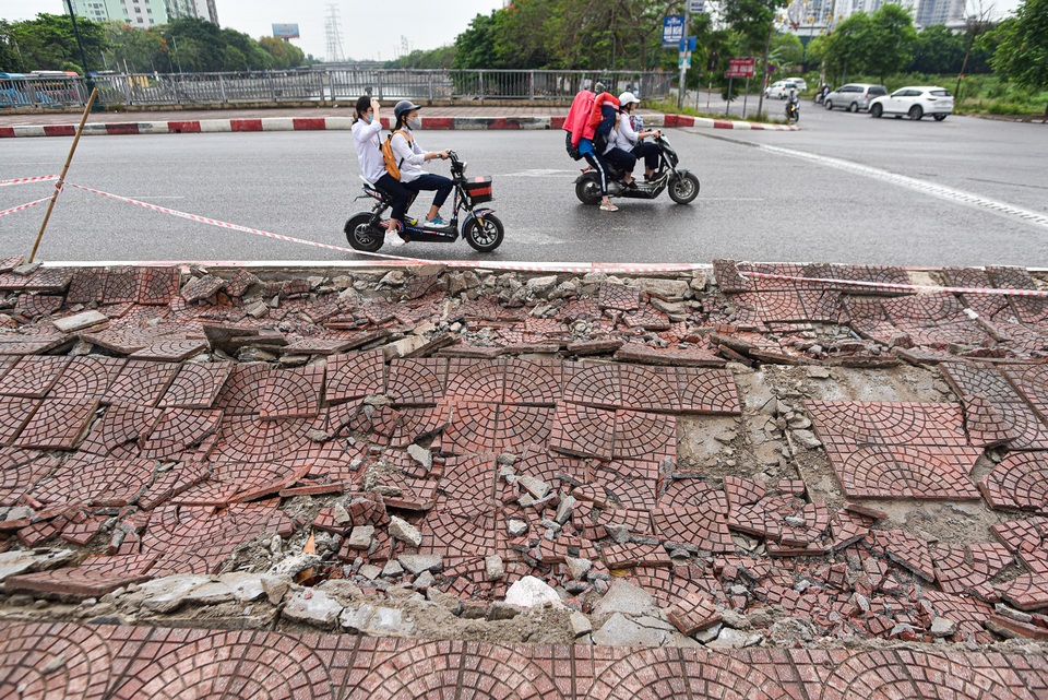 Hà Nội : Mặt cầu Tứ Hiệp sụt lún bất thường, người dân đi bộ cũng e dè - 6 Hà Nội : Mặt cầu Tứ Hiệp sụt lún bất thường, người dân đi bộ cũng e dè - 6