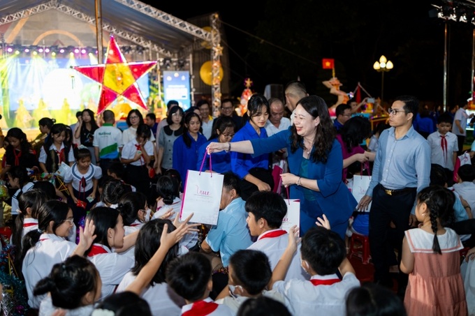 Phó Chủ tịch nước, Chủ tịch Hội đồng Bảo trợ Quỹ BTTEVN Võ Thị Ánh Xuân tặng quà cho trẻ em tham dự Chương trình.
