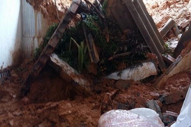 Sạt lở núi gây đổ tường, 2 người thương vong