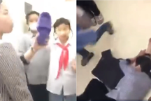 Đằng sau người thầy là tấm bảng trắng