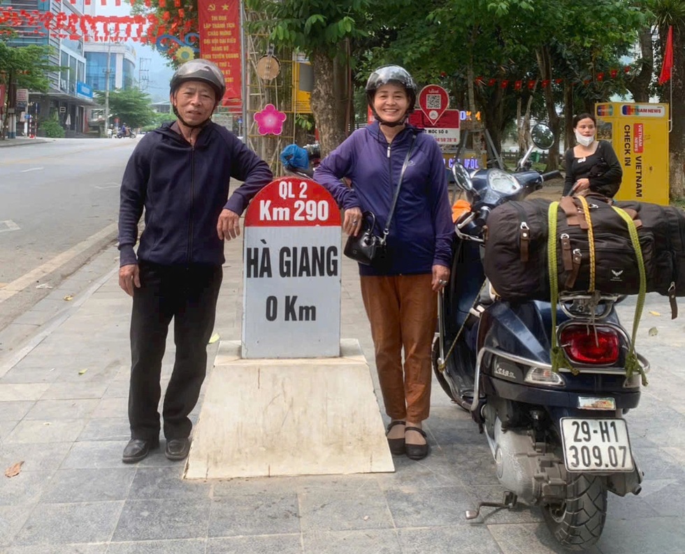 Cụ ông 70 tuổi chở vợ bằng xe máy thực hiện lời hứa đưa em đi khắp Việt Nam - 1