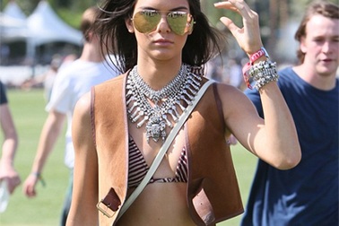 Hai em cô Kim tung tăng dự liên hoan âm nhạc