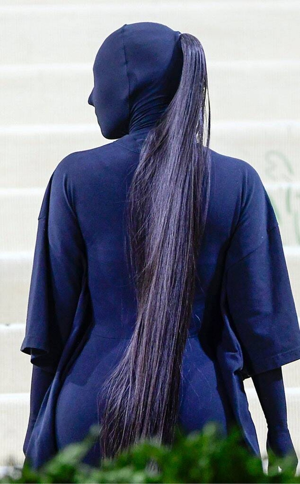 Búi tóc nối giá hơn 220 triệu đồng của Kim Kardashian tại Met Gala 2021 - 2 Búi tóc nối giá hơn 220 triệu đồng của Kim Kardashian tại Met Gala 2021 - 2