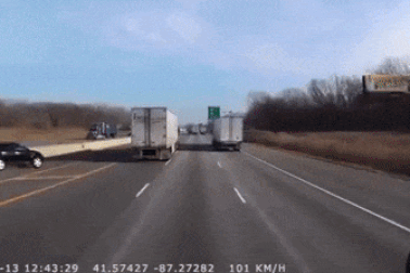 Không quan sát biển báo, tài xế gây hoạ trên đường cao tốc