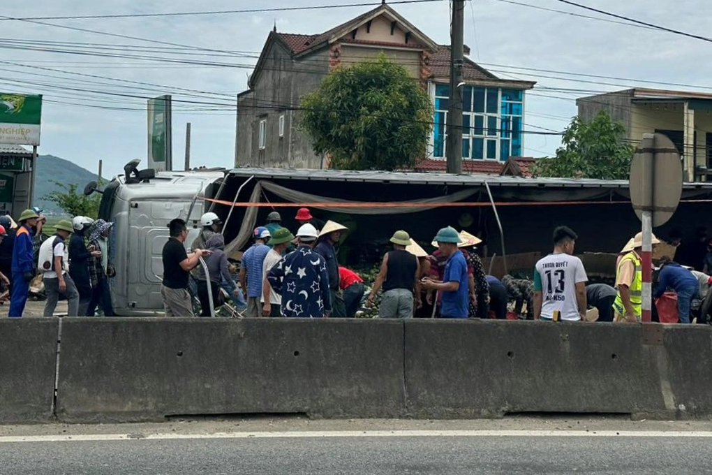 Người dân giúp tài xế gom hàng tấn cam, sau vụ lật xe làm một người tử vong - 1 Người dân giúp tài xế gom hàng tấn cam, sau vụ lật xe làm một người tử vong - 1