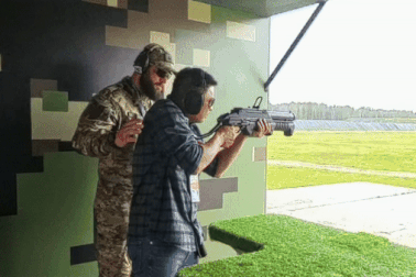 Phóng viên Dân trí trải nghiệm bắn đạn thật 14 loại súng ở ARMY-2024