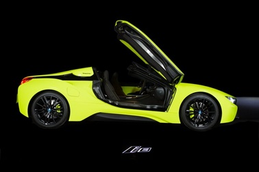 Cận cảnh chiếc BMW i8 Roadster màu xanh neon đặc biệt