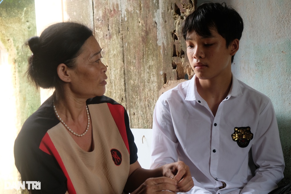 Bố chết, mẹ bệnh nặng, cậu học trò giỏi cầu xin giúp đỡ để được đến trường - 3 Bố chết, mẹ bệnh nặng, cậu học trò giỏi cầu xin giúp đỡ để được đến trường - 3