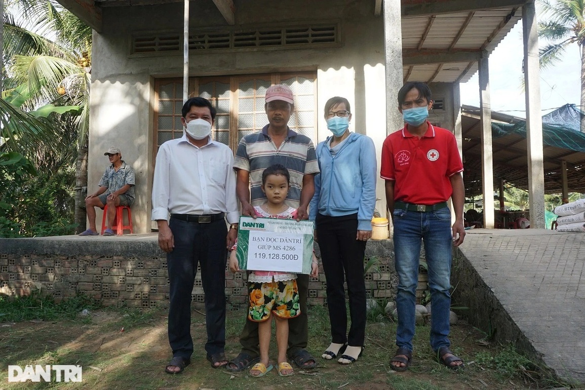 Trao gần 120 triệu đồng đến người đàn ông chăm vợ tai biến, con bệnh hiểm - 1 Trao gần 120 triệu đồng đến người đàn ông chăm vợ tai biến, con bệnh hiểm - 1