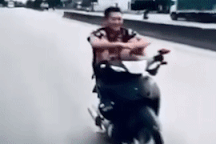 Nam thanh niên dùng chân lái xe máy, "làm xiếc" trên quốc lộ