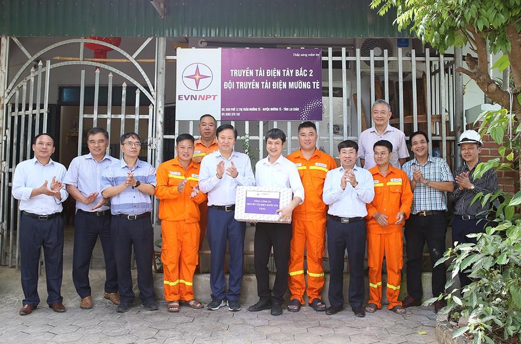 Tổng giám đốc EVNNPT kiểm tra vận hành tại Truyền tải điện Tây Bắc 2 - 6 Tổng giám đốc EVNNPT kiểm tra vận hành tại Truyền tải điện Tây Bắc 2 - 6
