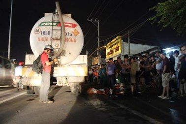 Va chạm với xe máy, bị xe bồn cán chết