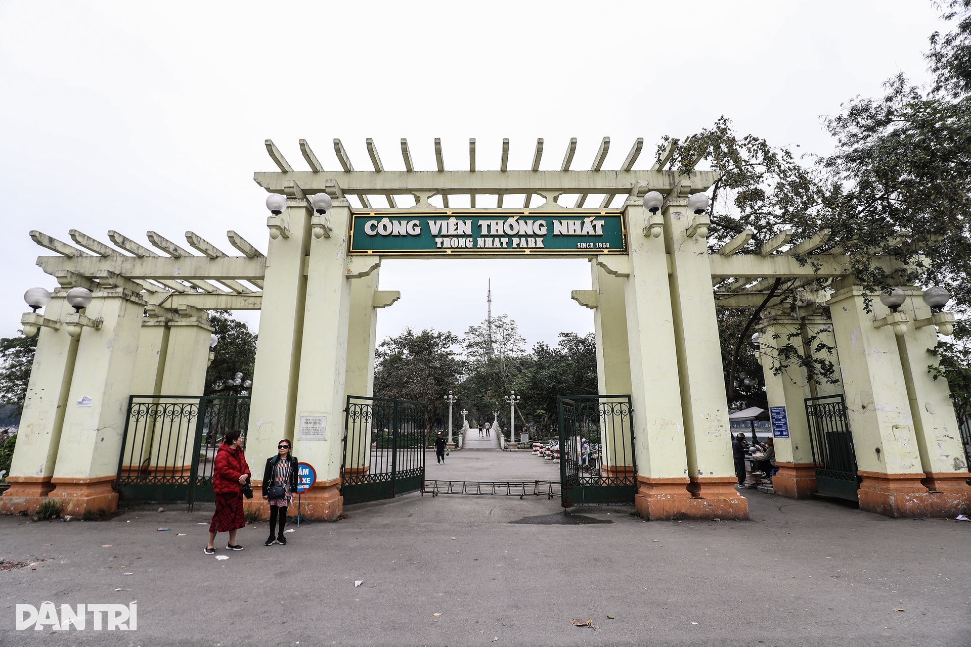 Gấp rút cải tạo vỉa hè, cắt hạ rào sắt Công viên Thống Nhất - 2 Gấp rút cải tạo vỉa hè, cắt hạ rào sắt Công viên Thống Nhất - 2