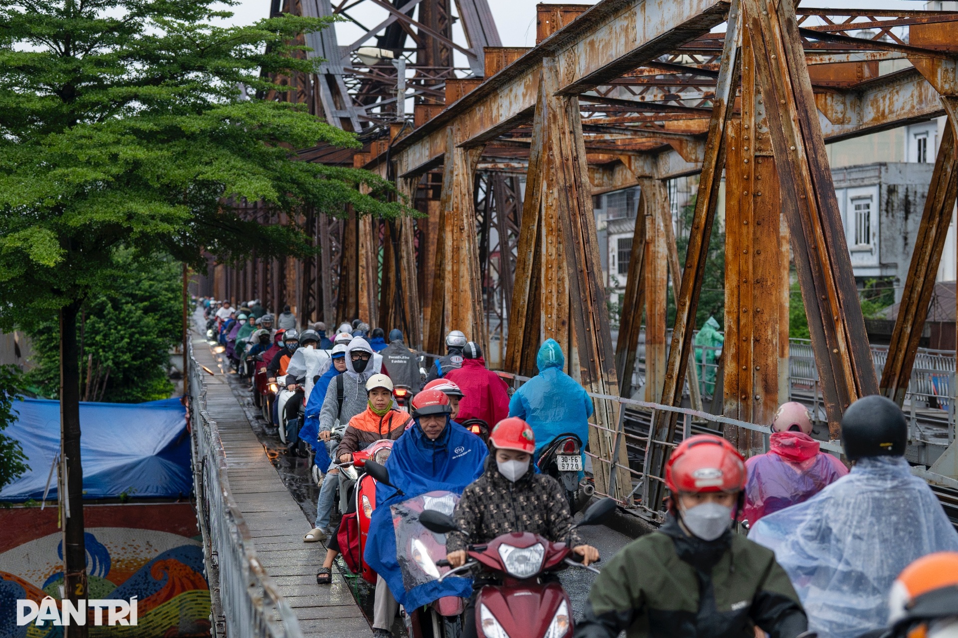 Tránh đường cấm, hàng trăm phương tiện đi ngược chiều ùn tắc cầu Long Biên - 9