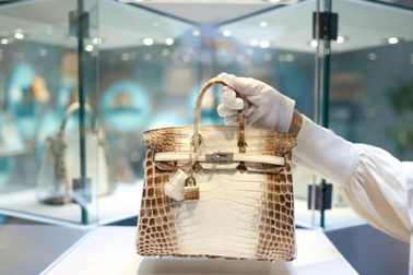 Vung tiền mua hàng hiệu, đồ xa xỉ: Lạm phát bỏ quên người giàu?