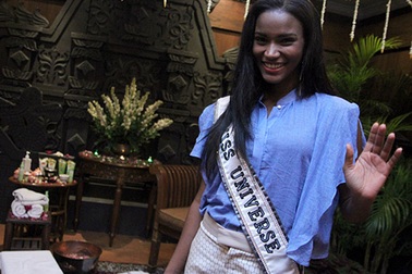 Tân Hoa hậu Hoàn vũ rạng rỡ tại Indonesia